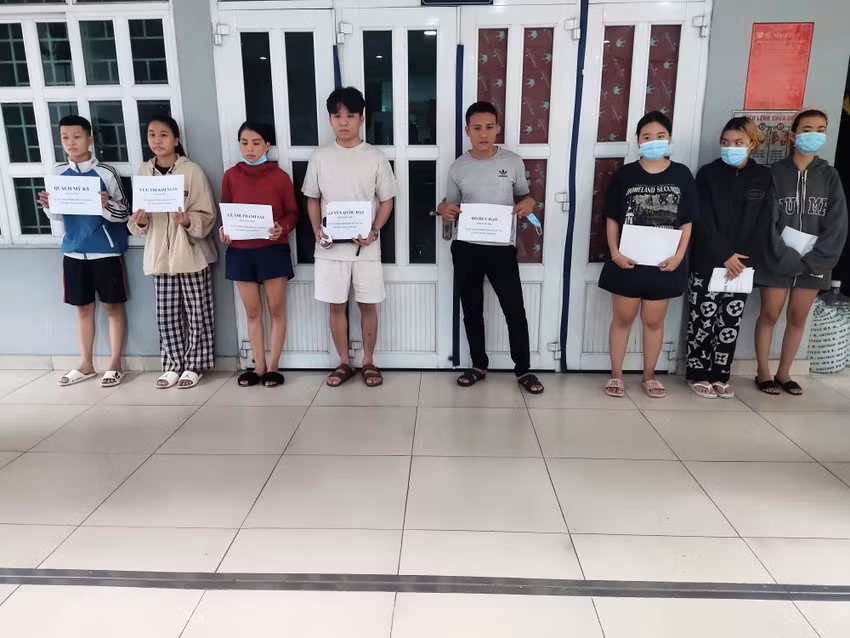  Bắt 8 người trong đường dây giả là nhân viên ngân hàng cho vay lãi 0 đồng: Sáng ngày 27/9, Công an huyện Bình Chánh, TP.HCM tạm giữ hình sự với Lê Thị Thanh Sáu (32 tuổi, ngụ quận Tân Phú, TP.HCM), Nguyễn Quốc Đạt (23 tuổi, ngụ tỉnh Đồng Nai) cùng 6 người liên quan để điều tra về hành vi lừa đảo chiếm đoạt tài sản. Đây là nhóm chuyên giả nhân viên ngân hàng, gọi điện lừa đảo trên mạng vừa bị công an huyện Bình Chánh triệt phá. Sáu khai nhận bắt đầu hoạt động lừa đảo nói trên vào khoảng đầu tháng 7/2022 đến nay. Khám xét nơi làm việc của các đối tượng, Công an thu giữ nhiều tang vật có liên quan. Bước đầu, Công an huyện Bình Chánh mời làm việc đối với 10 nạn nhân, tổng số tiền đã bị nhóm này chiếm đoạt khoảng hơn 18 triệu đồng. Cơ quan Công an đang tiếp tục điều tra, xử lý theo quy định pháp luật.