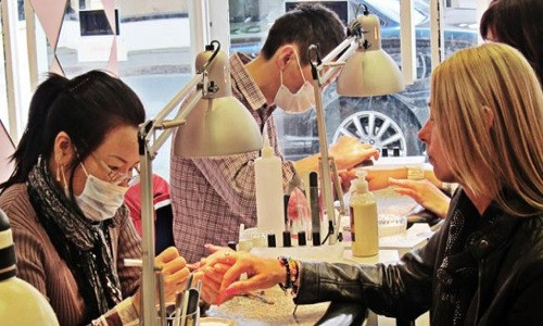 Tại Anh hiện nay, theo Post Magazine, người Việt nhận được khoảng vài trăm bảng Anh/tháng cho công việc làm nail