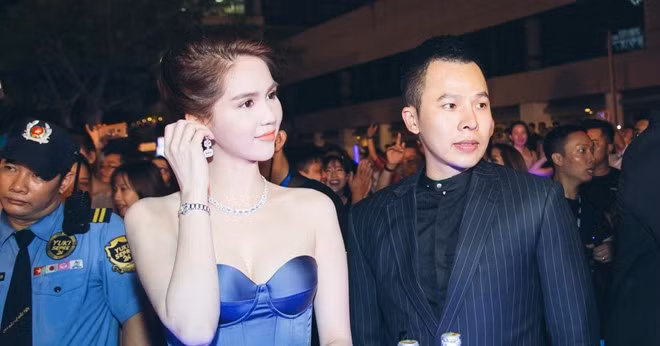 Nữ diễn viên gốc Trà Vinh bên Vũ Khắc Tiệp. Vũ Khắc Tiệp có mối quan hệ thân thiết với con trai tỷ phú Hoàng Kiều ở ngoài đời. 