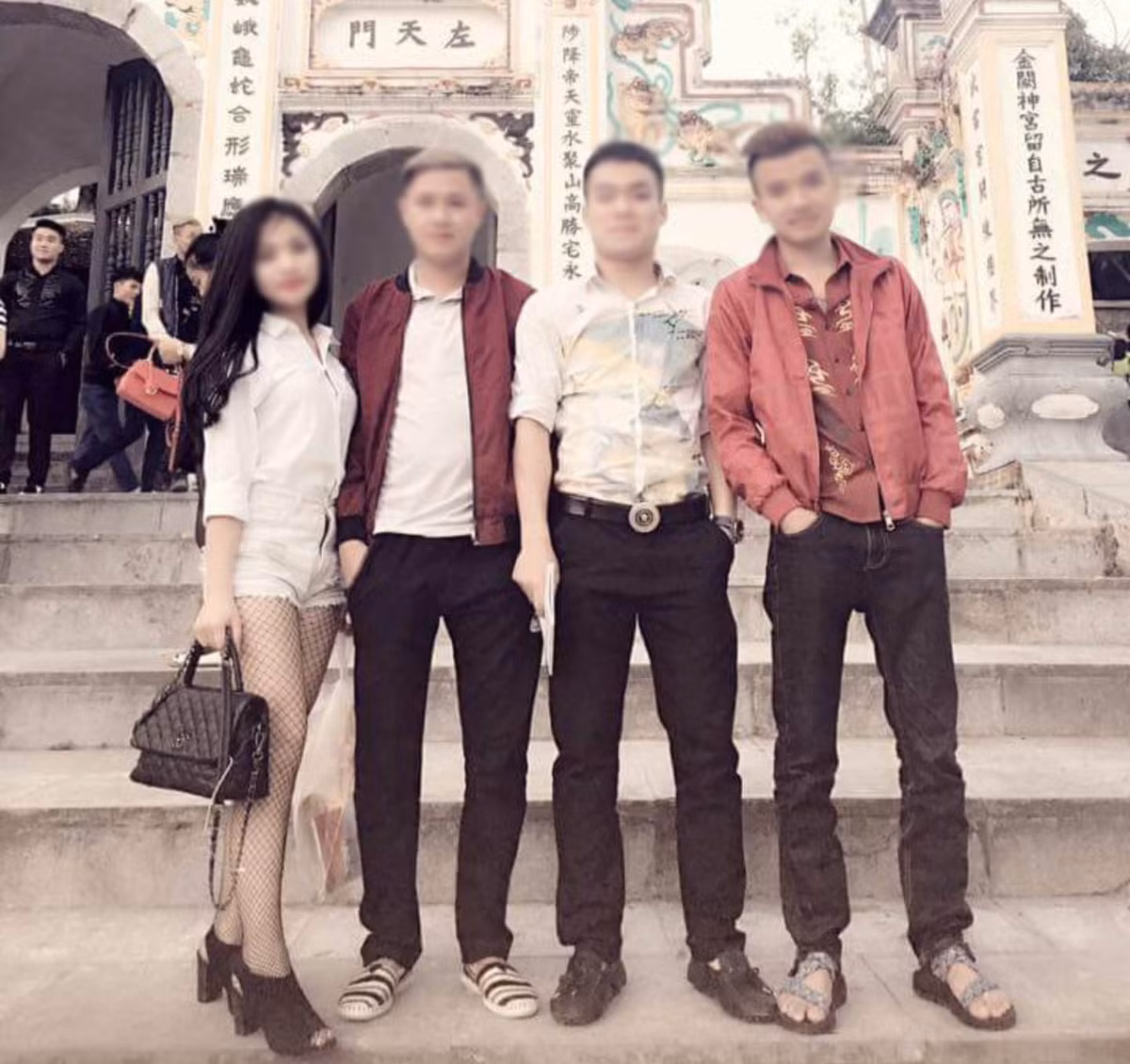 Đến hẹn lại lên, mỗi dịp tết đến xuân về là nhiều người lại phải "đau con mắt bên phải, đỏ con mắt bên trái" với những bộ đồ sexy, hở trước hở sau hoặc ngắn quá cỡ của các bạn gái xuất hiện nhiều ở những nơi linh thiêng như chùa, đền ... Việc ăn mặc phản cảm để tới những nơi này đã bị lên án kịch liệt trong nhiều năm, tuy nhiên mỗi năm thì trên facebook lại có hàng loạt những bức ảnh được chia sẻ với tâm trạng bức xúc, khó chịu.