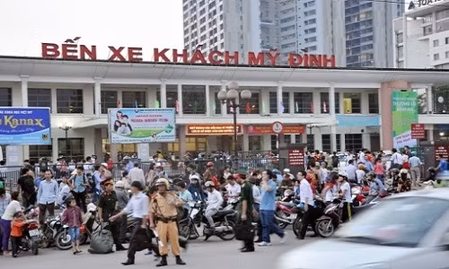 Nhiều khách về quê trong dịp nghỉ lễ nhưng không có xe về.