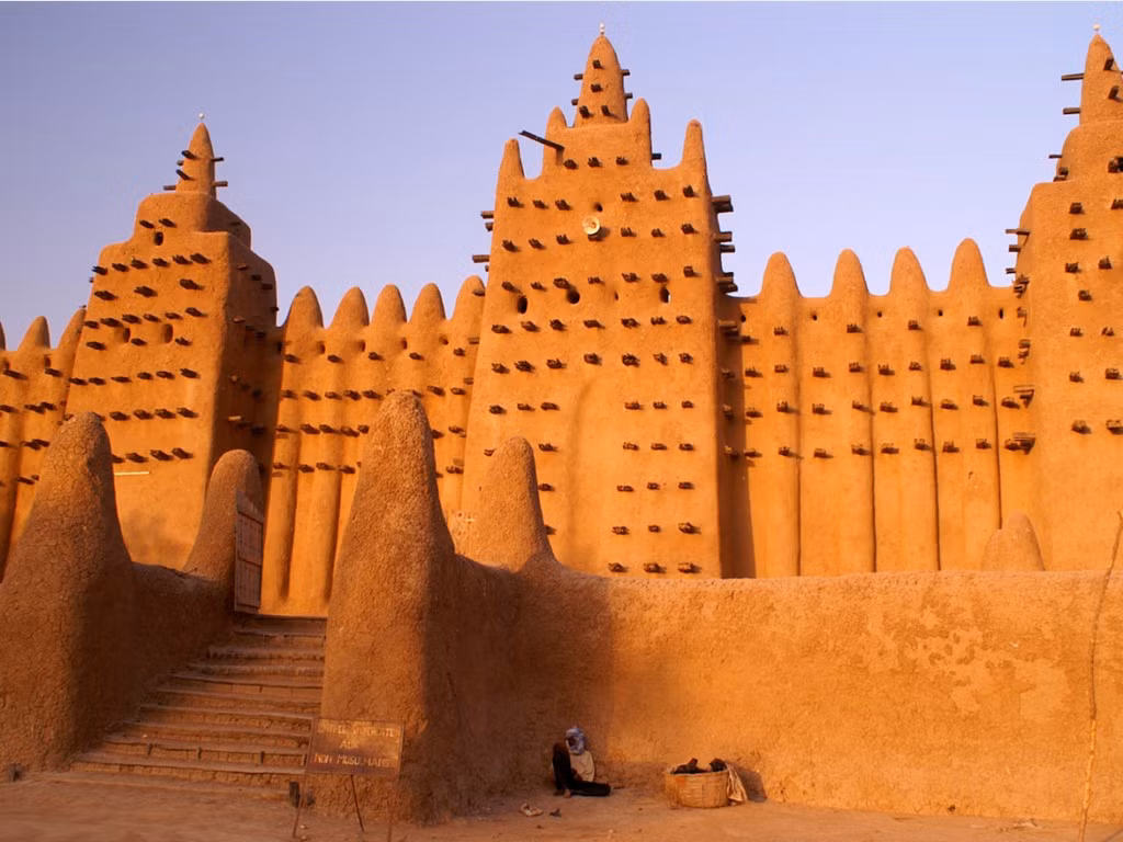 Các nhà thờ Hồi giáo ở Timbuktu (Mali) được xây dựng chủ yếu bằng bùn, có niên đại từ thế kỷ 14-16, là một trong những di sản thế giới của UNESCO. Tuy nhiên, nhiệt độ và lượng mưa tăng cao đe dọa sẽ phá hủy những công trình này. Ảnh: Elfenpfote/iStock. 