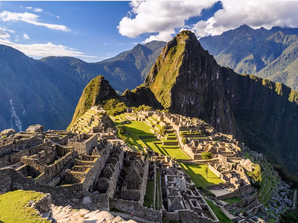 Khu tàn tích Machu Picchu (Peru) của đế chế Inca thu hút hàng triệu khách du lịch mỗi năm, vượt xa giới hạn 2.500 khách mỗi ngày do UNESCO và Peru đặt ra. Nhiều người cho rằng điều này, cùng với sạt lở đất và xói mòn tự nhiên, đã khiến di tích dần sụp đổ. Ảnh: Shutterstock/Anton_Ivanov.