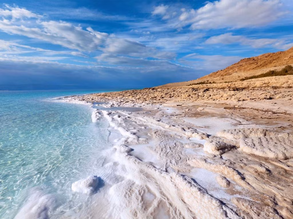 Biển Chết nằm tại biên giới Jordan và Israel đã chìm xuống hơn 24 m, và biến mất 1/3 trong 40 năm qua. Nếu các quốc gia xung quanh Biển Chết tiếp tục sử dụng nước từ sông Jordan (nguồn cung cấp nước duy nhất cho Biển Chết), địa điểm nổi tiếng này có thể biến mất hoàn toàn trong 50 năm tới. Ảnh: Shutterstock / Nickolay Vinokurov.