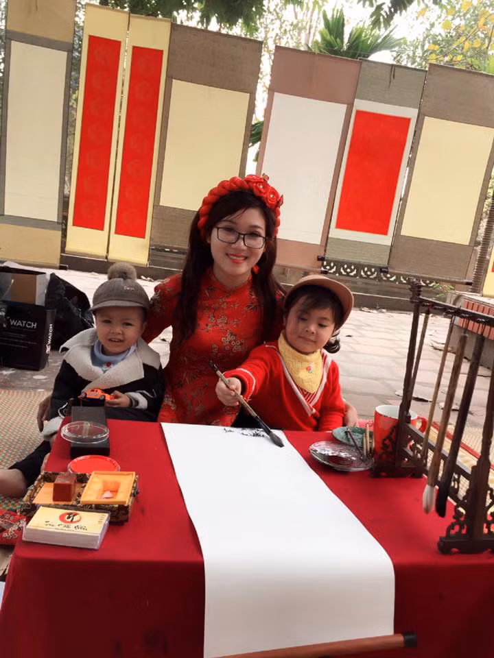 Chia sẻ với PV, Nguyễn Cẩm Nhung cho biết cô đã đi viết chữ được 3 năm và thường chỉ đi viết vào dịp đầu năm tặng mọi người, ít khi bán. Cô sinh viên 21 tuổi chia sẻ về sở thích vẽ tranh và cho biết thỉnh thoảng có vẽ tranh để gây quỹ làm từ thiện.