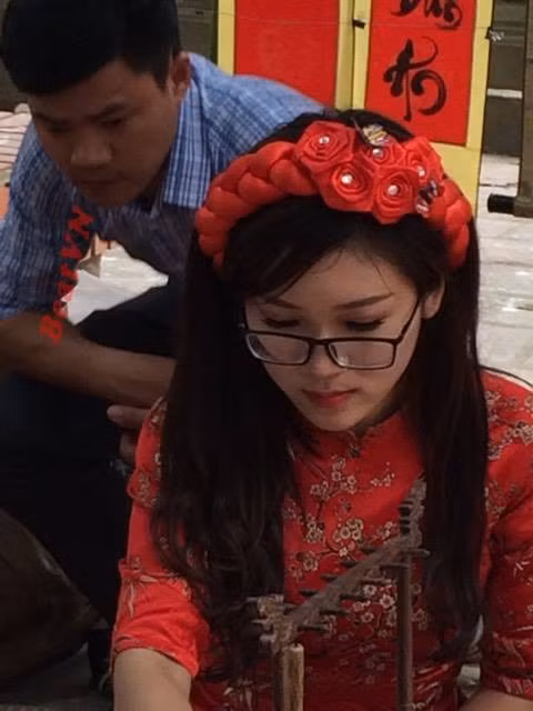 Hình ảnh vô cùng ý nghĩa ngày đầu năm này được các bạn trẻ chụp lại tại chùa Vĩnh Nghiêm, Yên Dũng, Bắc Giang. Trên khắp các diễn đàn dành cho giới trẻ, những hình ảnh của Cẩm Nhung được chia sẻ và nhận được vô vàn lời khen ngợi. 