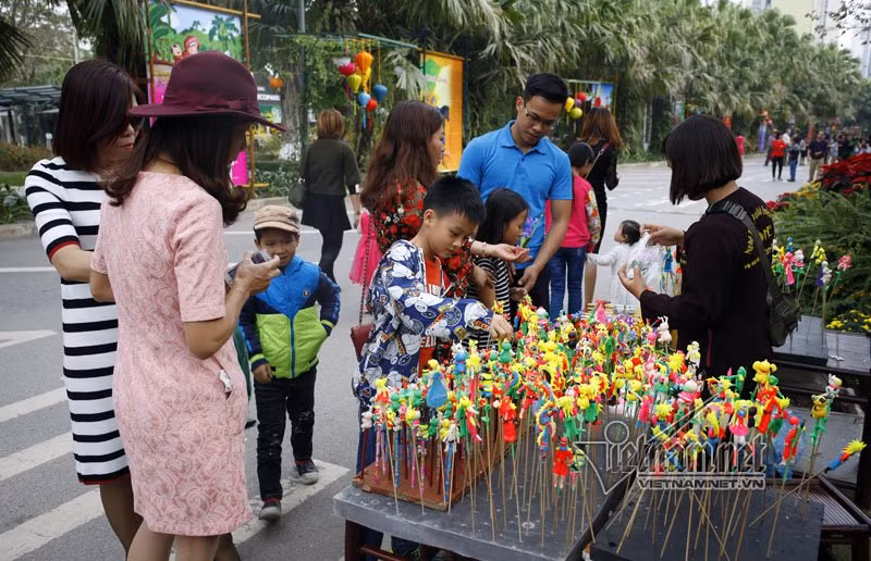 Khu vực các trò chơi dân gian với nghệ nhân nặn tò he 