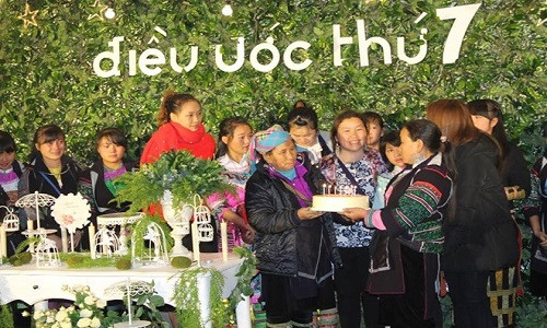 Tẩn Thị Su hạnh phúc bên những người thân yêu. Ảnh cắt từ clip.