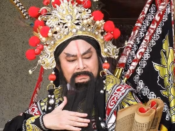 NSND Thanh Tòng qua đời ngày 22/9 khi tròn 68 tuổi. Thông tin nam nghệ sĩ gạo cội rời cõi trần khiến nhiều người hâm mộ tiếc nuối. Ông để lại ấn tượng sâu sắc trong lòng khán giả với nhiều vai diễn đa tính cách trên sân khấu cải lương tuồng cổ. Năm 1968, báo chí thời đó phong ông là "Vua cải lương Hồ quảng" Ảnh: Tư liệu.