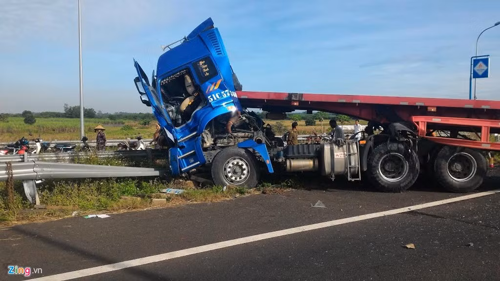 Lúc này, một xe khách khác, cũng mang biển số Bình Định đang chở 30 người chạy phía sau, không xử lý tình huống kịp nên đâm vào đuôi xe container và xe khách đang gặp nạn. 