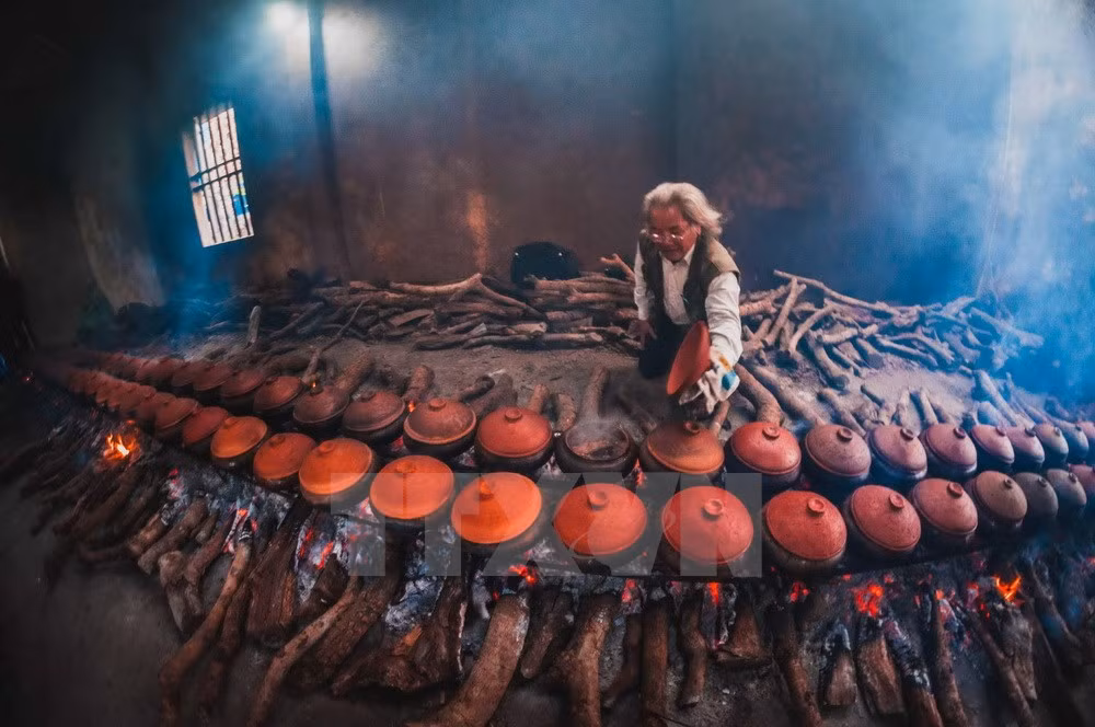 Mỗi dịp Tết, cả làng Đại Hoàng (Hà Nam) lại sôi động kho cá để bán. Những xưởng lớn chế biến kinh doanh quanh năm, song mùa Tết, khi nhu cầu của khách tăng cao, các gia đình trong làng cùng tham gia kho cá mới đủ đáp ứng nhu cầu thị trường món cá kho làng Vũ Đại. (Ảnh: Trọng Đạt/TTXVN)