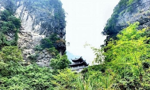 Huyền bí chùa động Am Tiên.