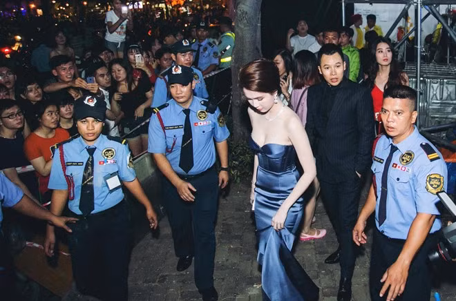 Ngọc Trinh xuất hiện bên ông bầu Khắc Tiệp và á hậu Áo dài Minh Phương. Theo thông tin, ban tổ chức thu xếp khoảng 10 nhân viên an ninh đảm bảo an toàn cho nữ diễn viên 27 tuổi trong một sự kiện ngoài trời. 