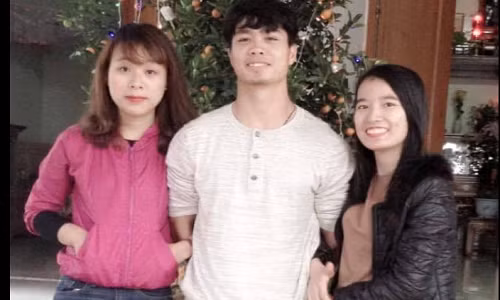 Cong Phuong ban ron tiep khach dip nghi Tet