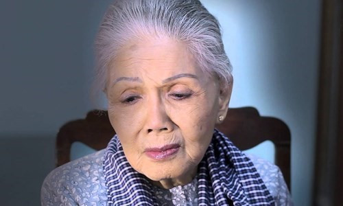 Sân khấu truyền thống năm 2016 còn mất đi tên tuổi lớn là "Sầu nữ" Út Bạch Lan. Bà qua đời tại nhà riêng ở TP.HCM vào ngày 4/11 sau thời gian điều trị bệnh nan y, hưởng thọ 81 tuổi. Nữ nghệ sĩ thành danh trên sân khấu từ những năm 1960 với vai cô lái đò trong vở Tình tráng sĩ. Sau đó, bà ghi dấu ấn qua các vai diễn trong nhiều vở diễn như Nửa đời hương phấn, Chưa tắt lửa lòng, Bên đồi trăng cũ... Ảnh: Thái Châu. 