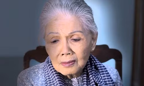 Sân khấu truyền thống năm 2016 còn mất đi tên tuổi lớn là "Sầu nữ" Út Bạch Lan. Bà qua đời tại nhà riêng ở TP.HCM vào ngày 4/11 sau thời gian điều trị bệnh nan y, hưởng thọ 81 tuổi. Nữ nghệ sĩ thành danh trên sân khấu từ những năm 1960 với vai cô lái đò trong vở Tình tráng sĩ. Sau đó, bà ghi dấu ấn qua các vai diễn trong nhiều vở diễn như Nửa đời hương phấn, Chưa tắt lửa lòng, Bên đồi trăng cũ... Ảnh: Thái Châu. 