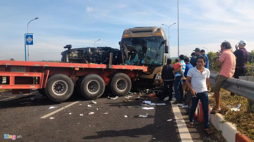 Vụ tai nạn trên cao tốc TP.HCM - Long Thành - Dầu Giây, đoạn thuộc xã Sông Nhạn, huyện Cẩm Mỹ (Đồng Nai), xảy ra vào rạng sáng 4/1. 