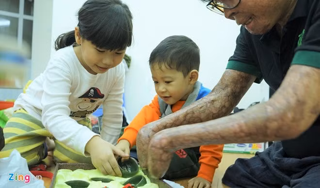 "Tôi may mắn hơn các đồng đội... Giờ tôi chỉ mong sống cuộc đời thương binh bình lặng, được nhìn thấy mọi người trong gia đình khỏe mạnh, các con lớn lên là hạnh phúc lắm rồi", anh trầm ngâm. 