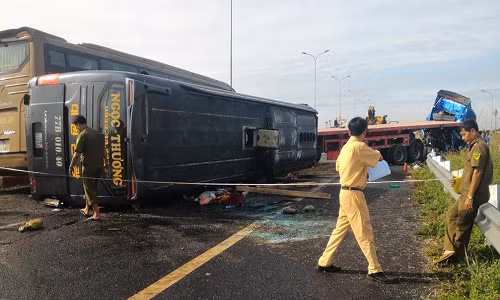 Thời điểm trên, xe khách 52 chỗ ngồi biển số Bình Định chở theo 18 hành khách, lưu thông hướng Đồng Nai vào TP.HCM, khi đến Km 41+500 đã va chạm với xe đầu kéo container biển số TP.HCM lưu thông cùng chiều, rồi lật xuống đường.