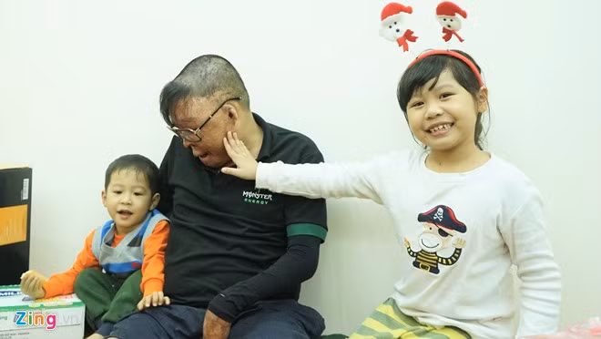 Trải qua 29 tháng điều trị tại Viện Bỏng quốc gia Lê Hữu Trác với 24 cuộc phẫu thuật, thượng úy Dương đã chiến thắng tử thần, trở lại cuộc sống. Suốt thời gian đó, 2 người con Hải Yến (6 tuổi) và Hải Anh (2 tuổi) chính là nguồn động lực giúp anh có niềm tin vào cuộc sống, khao khát khỏe mạnh để trở về với tổ ấm nhỏ.