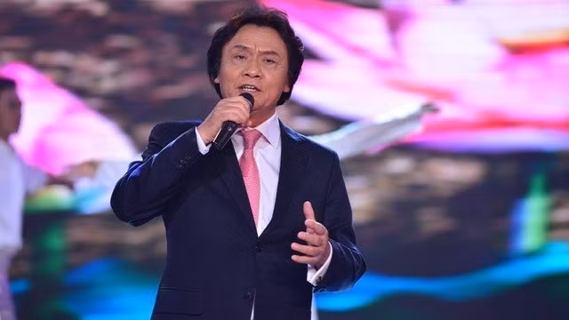 NSƯT Quang Lý qua đời vào sáng 1/12 vì nhồi máu cơ tim. Quang Lý là giọng ca nổi tiếng của dòng nhạc trữ tình Việt Nam từ sau 1975, tên tuổi của ông gắn liền với các ca khúc như Thư tình cuối mùa thu, Thuyền và biển, Biển nỗi nhớ và em... Ảnh: VTV.