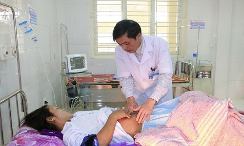 Sản phụ Đậu Thị Thủy hiện đang được chăm sóc tại khoa hồi sức BVĐK huyện Thạch Hà