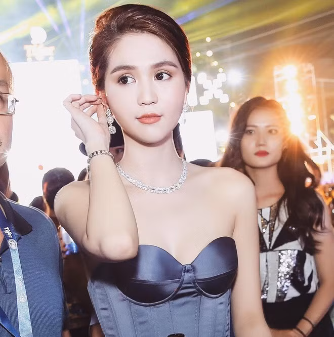 Vẻ quyến rũ của Ngọc Trinh trong bộ đầm cúp ngực bó sát phối phụ kiện trang sức kim cương.
