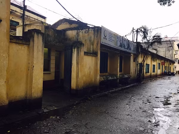 Nơi đây là trụ sở chính của hãng phim truyện Việt Nam và là nơi sinh sống, buôn bán của một số hộ dân cư, các nhà hàng, quán cơm hướng ra mặt hồ. 