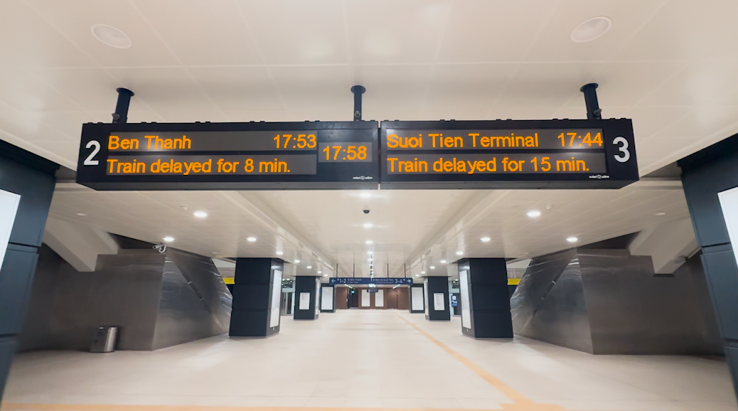 Hệ thống biển báo thông tin, hướng dẫn hành khách tại các nhà ga được lắp đặt đầy đủ, chi tiết...