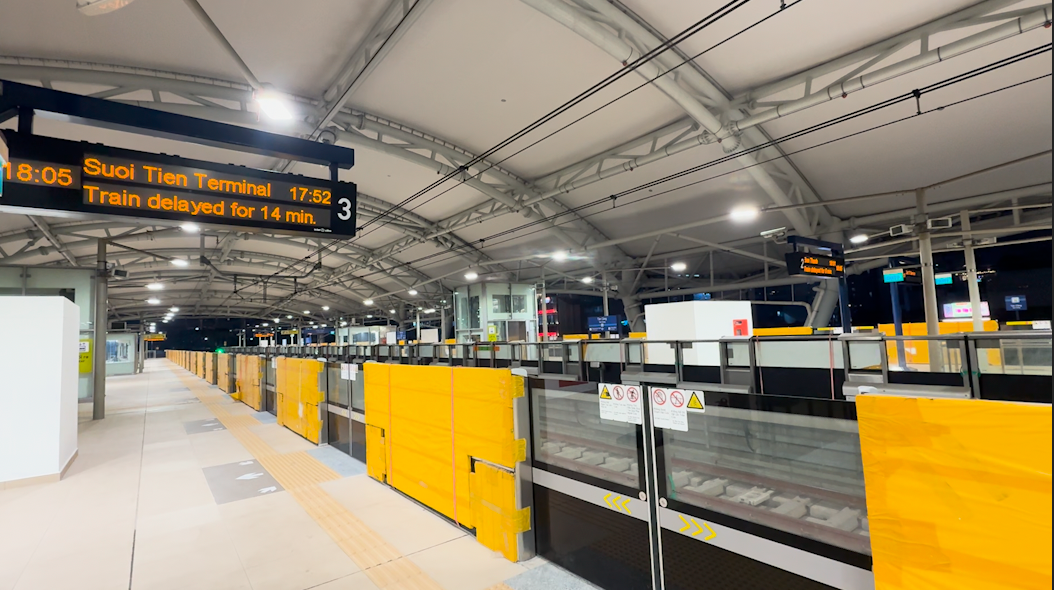 Hàng triệu người dân TP HCM và các tỉnh lân cận lần đầu được tiếp cận phương tiện giao thông công cộng hiện đại.