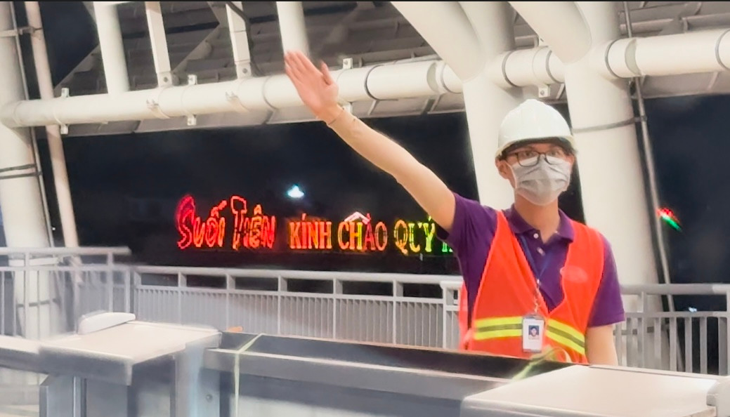 Trải qua nhiều năm tháng thi công với những nguyên nhân khách quan, cuối cùng ngày mong đợi nhất của hàng triệu người dân TP HCM nói riêng, cả nước nói chung cũng được toại nguyện: Ngày 22/12/2024 tới đây, tuyến Metro số 1 đầu tiên ở TP HCM chính thức hoạt động.