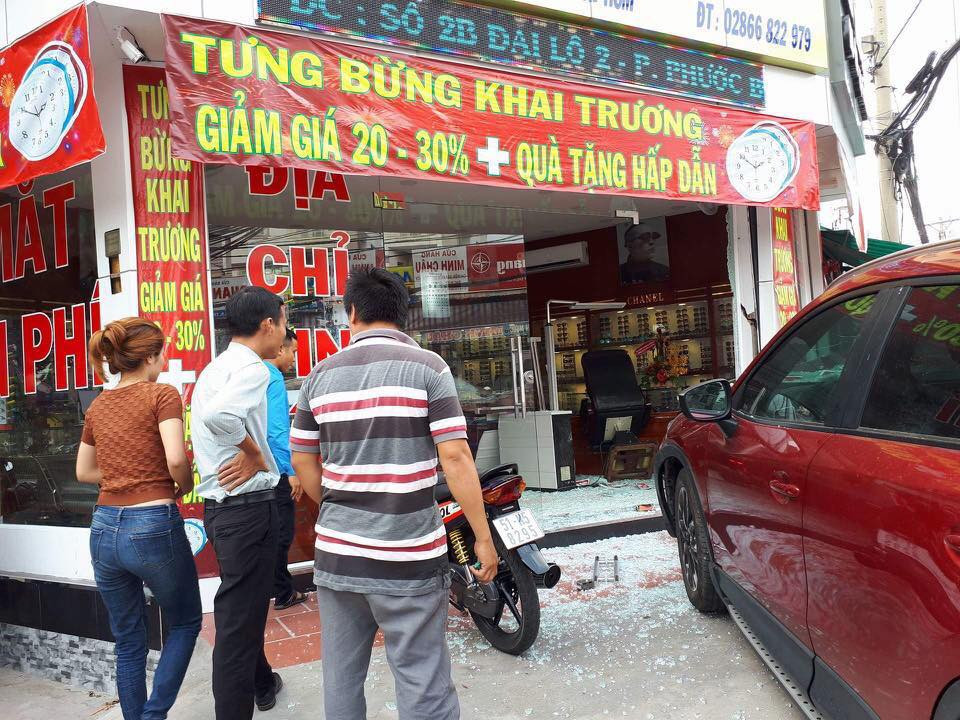 Chiếc Mazda CX-5 màu đỏ tông thẳng vào cửa hàng đang khai trương.