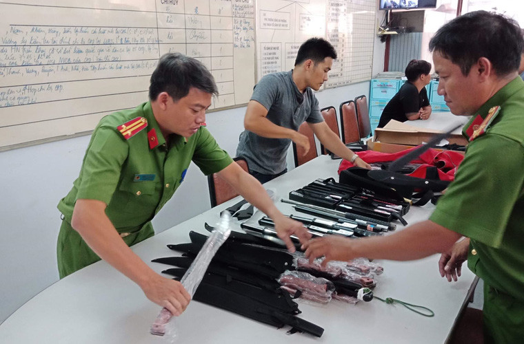 Kho hung khí "khủng" được cơ quan công an kiểm kê.