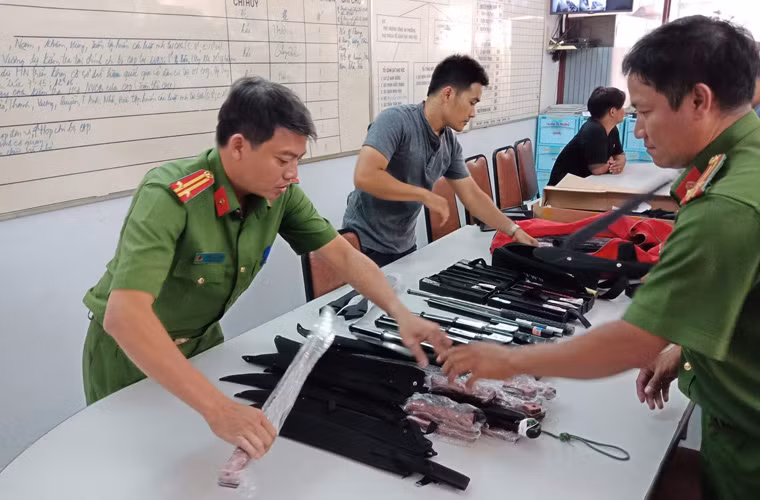 Kho hung khí "khủng" được cơ quan công an kiểm kê.