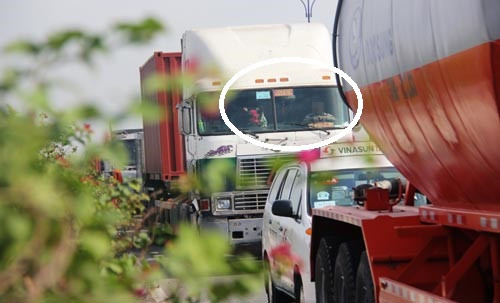 Xuat hien logo tuyen truyen, nghi bien tuong cua “xe vua”?