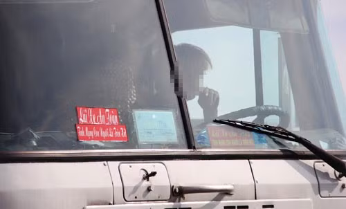 Xuất hiện logo tuyên truyền, nghi biến tướng của “xe vua”? - Hình 4 Xuat hien logo tuyen truyen, nghi bien tuong cua “xe vua”?-Hinh-4