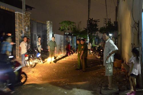 An mang kinh hoang: Dang xem TV bi nhom nguoi dam chet