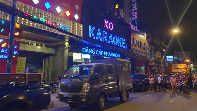 Công an khám xét quán karaoke của “đại gia đeo vàng” Phúc XO xuyên đêm - Hình 2 Cong an kham xet quan karaoke cua “dai gia deo vang” Phuc XO xuyen dem-Hinh-2