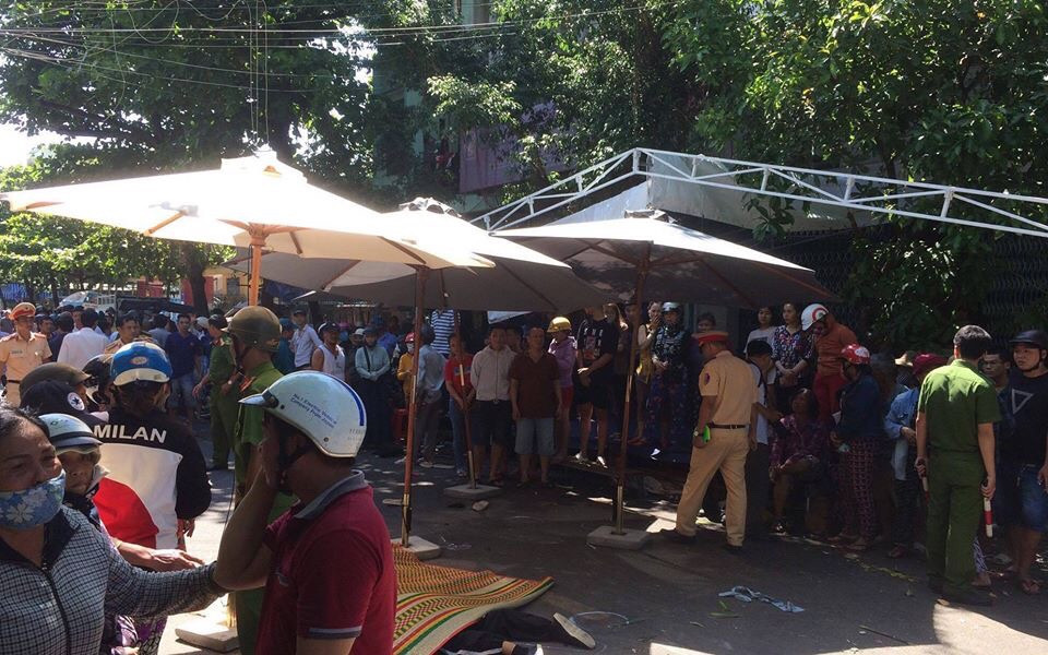 Xe Lexus bien so tu quy dam vao doan dua tang, 3 nguoi chet