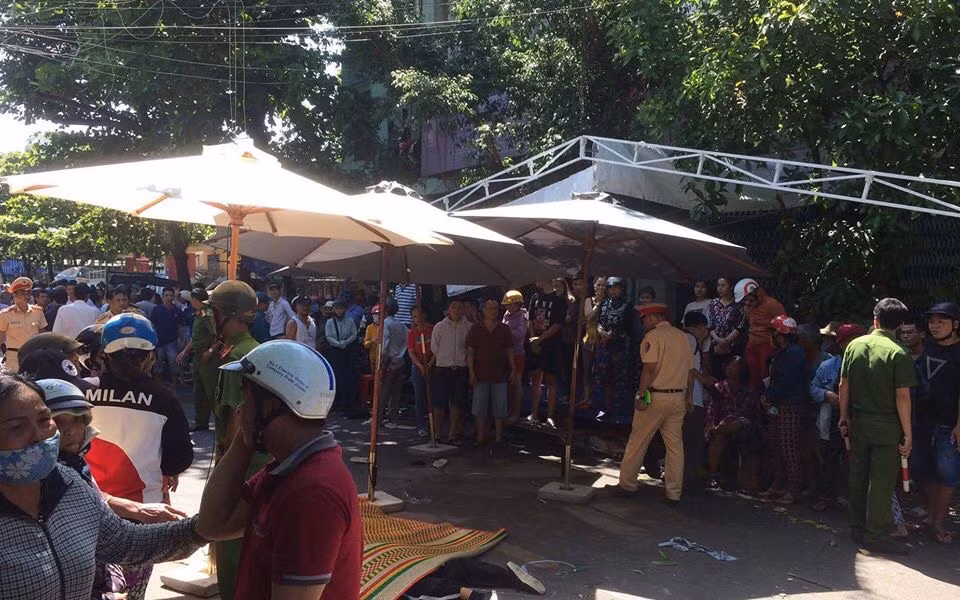 Xe Lexus bien so tu quy dam vao doan dua tang, 3 nguoi chet