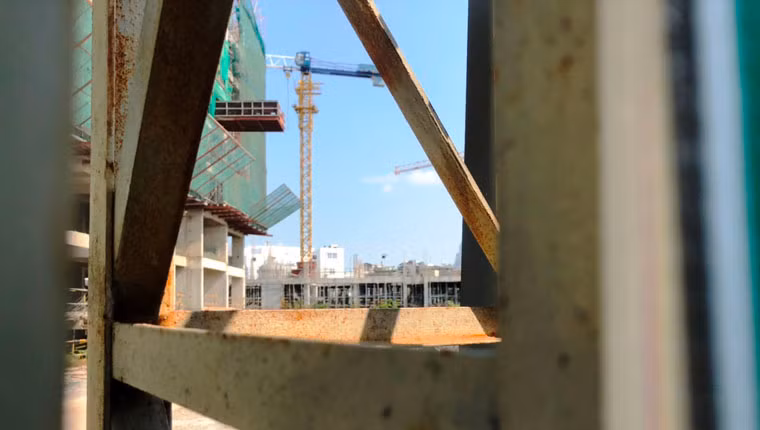 Theo ghi nhận của PV Kiến Thức vào chiều 10/4, tại công trình dự án ở cả 2 cổng trên đường số 15 và số 17, phường 4, quận 8 cửa đóng kín bưng.