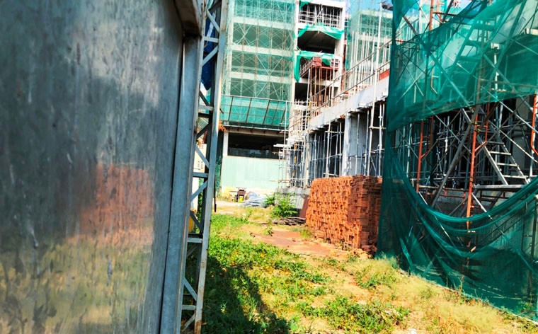 Cảnh đìu hiu bên trong khu căn hộ dự án Asa Light ngưng thi công.