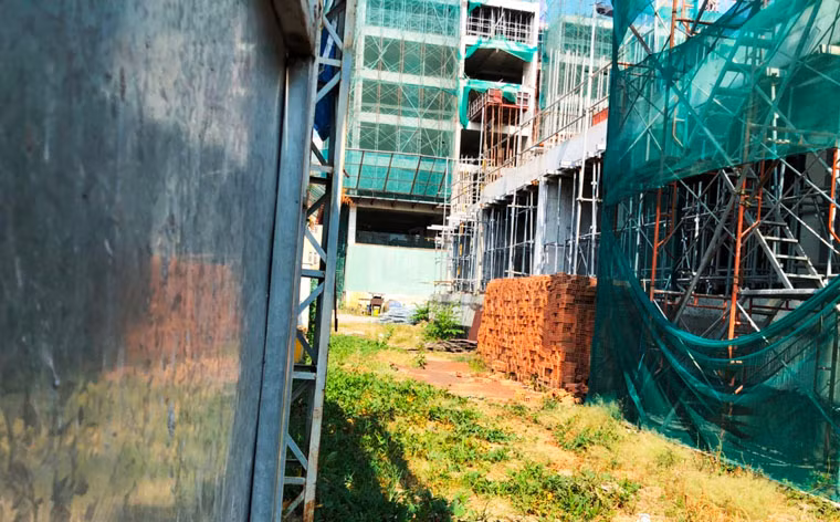 Cảnh đìu hiu bên trong khu căn hộ dự án Asa Light ngưng thi công.