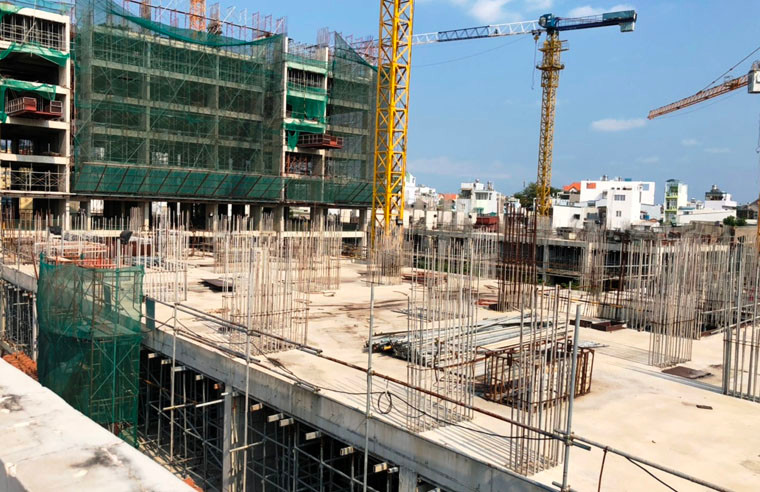 Theo Công ty Thái Bảo, dự kiến, trước ngày 30/4/2019, công ty sẽ hoàn thành giấy phép xây dựng phần thân để thi công tiếp. Trường hợp đến hẹn mà vẫn chưa có giấy phép xây dựng, khách hàng có thể thanh lý hợp đồng, công ty sẽ thanh toán số tiền khách hàng đã đóng và trả 30% lãi phạt như hợp đồng đã ký kết. 