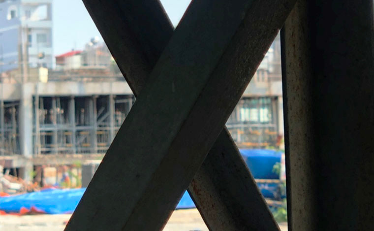 Bên trong vắng lặng như "chùa Bà Đanh", không một bóng người.