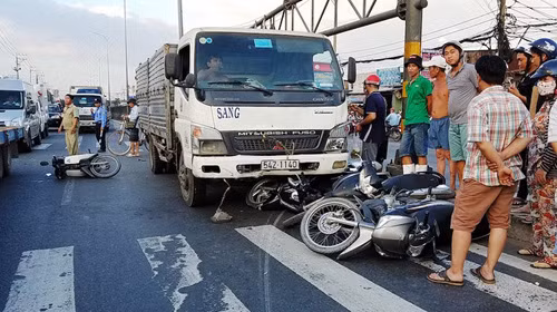 Phu nu, tre em bang hoang giay phut xe tai “lua” nhieu xe may tren QL1-Hinh-3