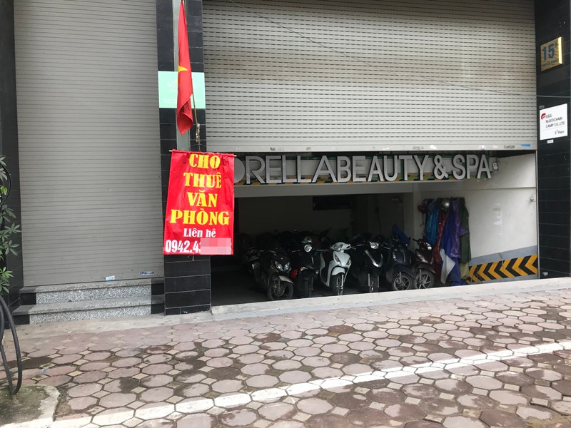 Mặt bằng rất đẹp trên đường Nguyễn Khang (Hà Nội) cũng phải chờ khách.
