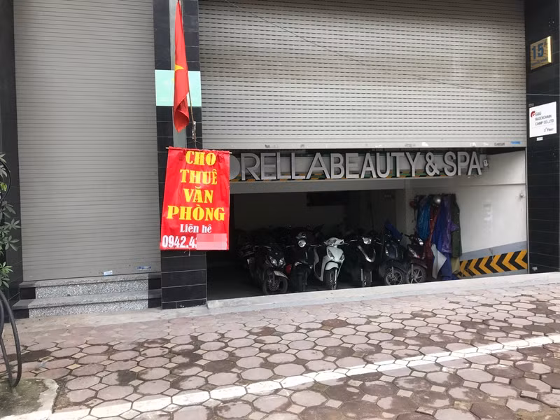 Mặt bằng rất đẹp trên đường Nguyễn Khang (Hà Nội) cũng phải chờ khách.