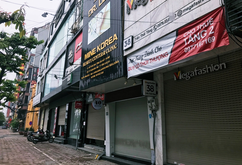 Một mặt bằng khác treo thông báo cho thuê tầng 2.