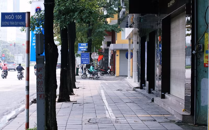 Tuyến phố kinh doanh vốn sầm uất nằm trên đường Trần Duy Hưng cũng chung cảnh đìu hiu với những con phố khác ở Hà Nội.